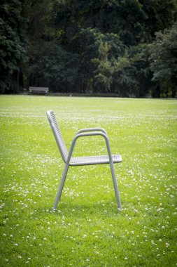 atış bir parkta metal sandalye