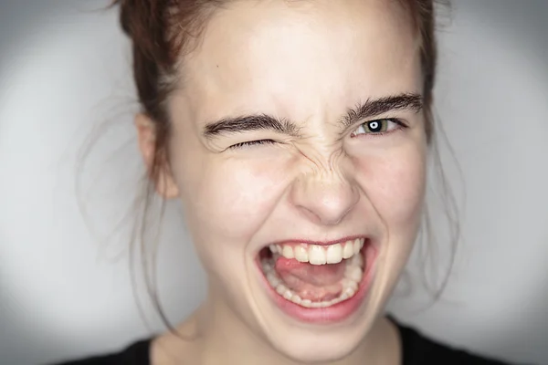 hevesli bir genç kız portresi kapatın