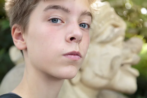 Porträt eines pubertierenden Jungen — Stockfoto