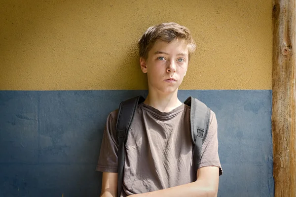 Portret siedzący smutny nastoletniego chłopca — Zdjęcie stockowe