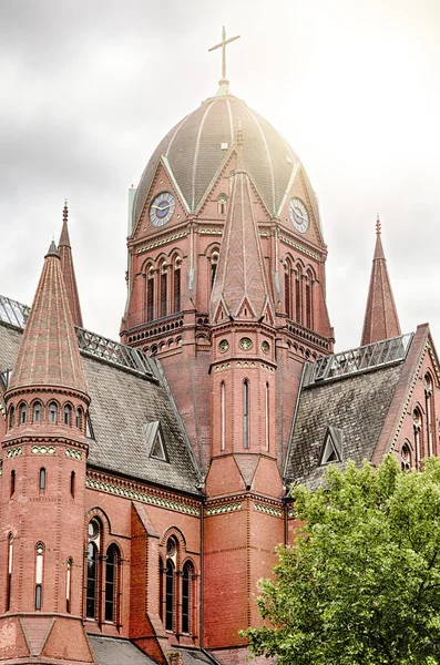 Tiro de uma igreja berlin vermelho com retroiluminado — Fotografia de Stock