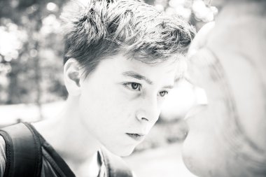 Genç bir çocuğun siyah beyaz portresi