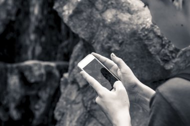 iki el bir filme akıllı telefon tutarak