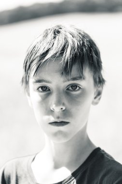 Genç bir çocuğun siyah beyaz portresi