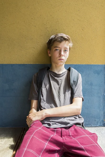 Porträtt av en sittande tonårspojke — Stockfoto