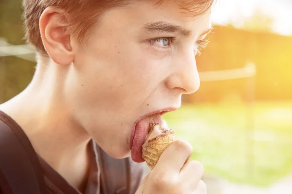 Adolescente comiendo un helado —  Fotos de Stock