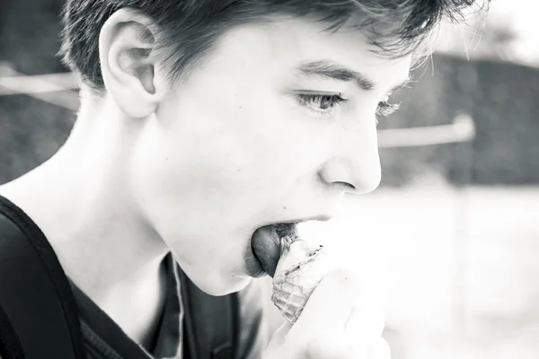 Teenage boy eating an ice cream — Stock Photo, Image