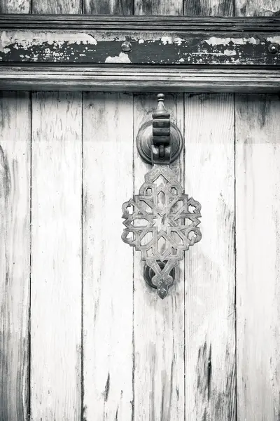 Zwart-wit schot voor een oosterse deur knocker — Stockfoto