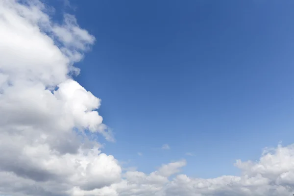 Cielo nuvoloso e blu per gli sfondi — Foto Stock