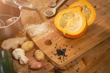 sahne bir tezgah üzerinde bir balkabağı çorbası hazırlanıyor - pişirme