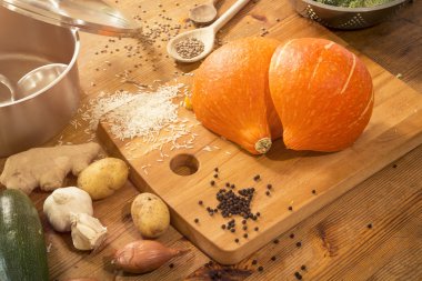 sahne bir tezgah üzerinde bir balkabağı çorbası hazırlanıyor - pişirme