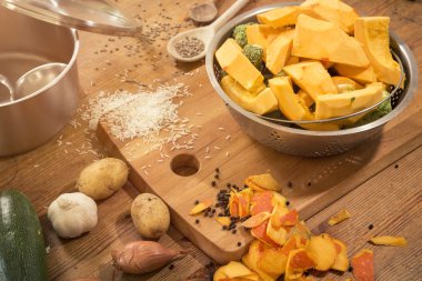 sahne bir tezgah üzerinde bir balkabağı çorbası hazırlanıyor - pişirme