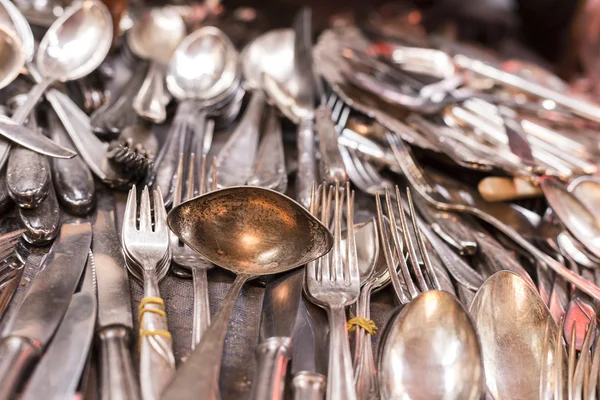 Montón de artículos de plata en un mercado de pulgas —  Fotos de Stock