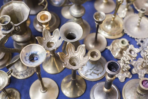 De nombreux vieux chandeliers en argent sur un marché aux puces — Photo