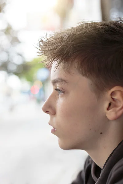 Porträtt av en tonårig pojke i profil — Stockfoto