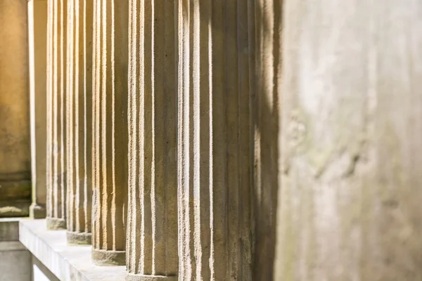 Detalle de algunos pilares antiguos de un templo — Foto de Stock