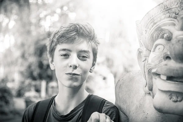 Ασπρόμαυρο πορτραίτο ενός έφηβου αγοριού — Φωτογραφία Αρχείου