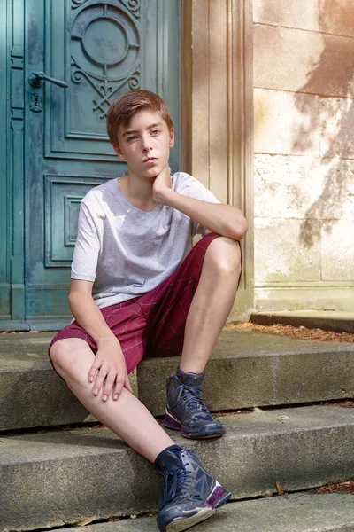 Retrato de un adolescente sentado en verano — Foto de Stock