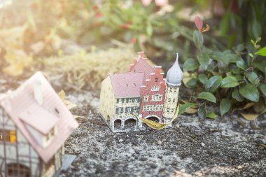 yerdeki eski kirli model ev