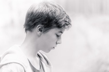 yüksek anahtar siyah beyaz portre bir genç çocuk