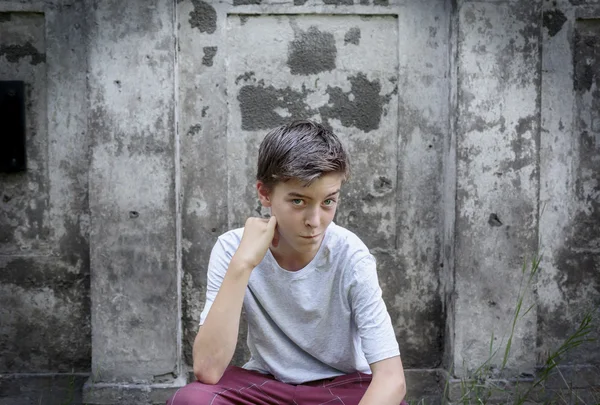 Retrato de un adolescente agachado — Foto de Stock