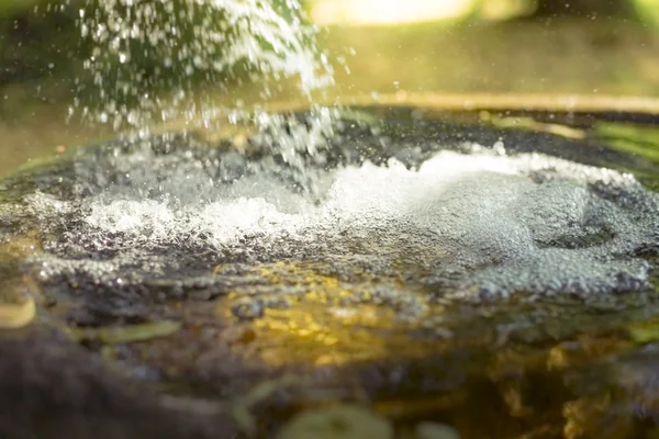 Θολή βολή του splash water σε ένα σιντριβάνι — Φωτογραφία Αρχείου