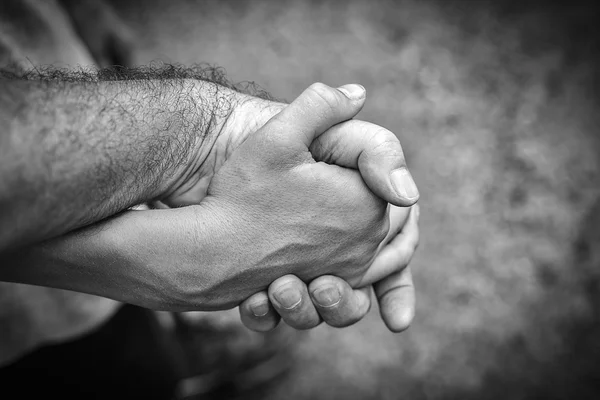 Sot noir et blanc des mains du père et du fils — Photo