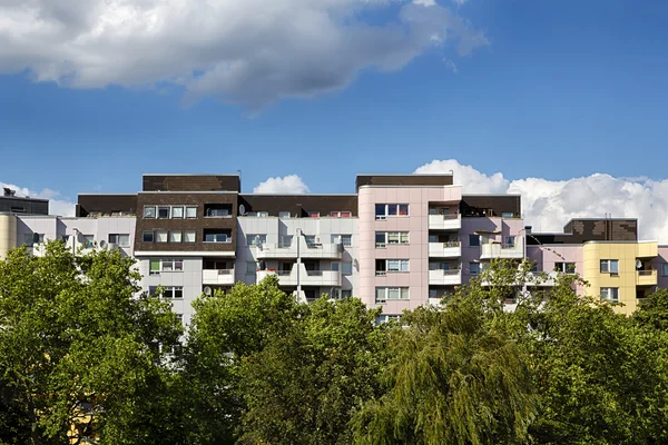 Volkshuisvesting met bomen in Berlijn kreuzberg — Stockfoto