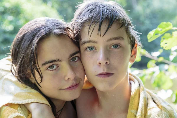 Hermano y hermana después de nadar — Foto de Stock