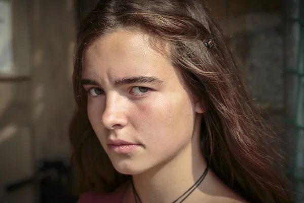 Retrato de um sério olhando adolescente menina — Fotografia de Stock