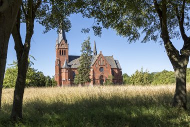 kırmızı tuğla kilise vahşi bir çayır üzerinde
