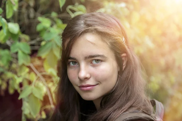 背後にある太陽と 10 代の少女の肖像画 — ストック写真