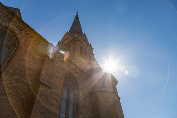 Podświetlany strzał Steeple ze słońcem za — Zdjęcie stockowe