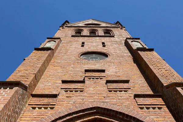 Campanile in mattoni rossi di una vecchia chiesa — Foto Stock