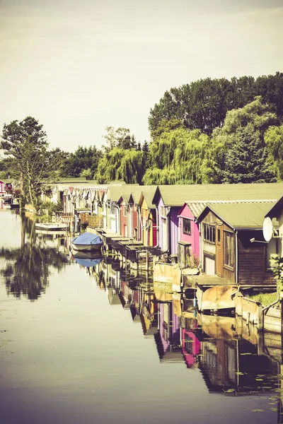 Alte farbige Bootshäuser im Sommer — Stockfoto