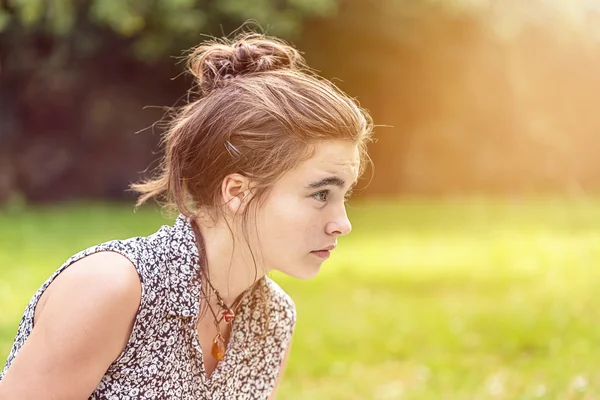 Adolescente buscando concentrado, en perfil — Foto de Stock