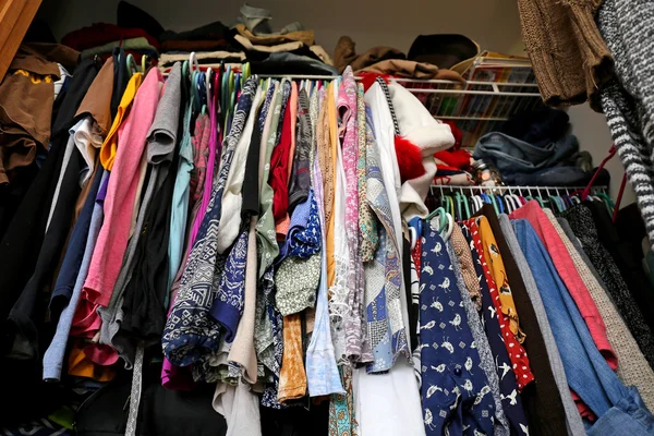 Rommelig vrouwen kast gevuld met kleurrijke kleding — Stockfoto