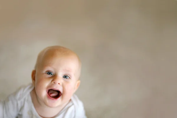 Boşluk için arka plan ile mutlu bebek — Stok fotoğraf
