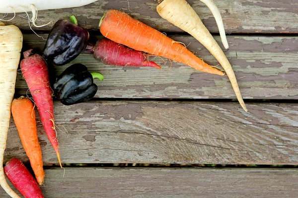 木のテーブル背景に有機農業野菜の饗宴表示 — ストック写真