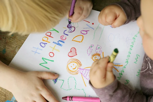 Niños colorear feliz tarjeta del día de la madre —  Fotos de Stock