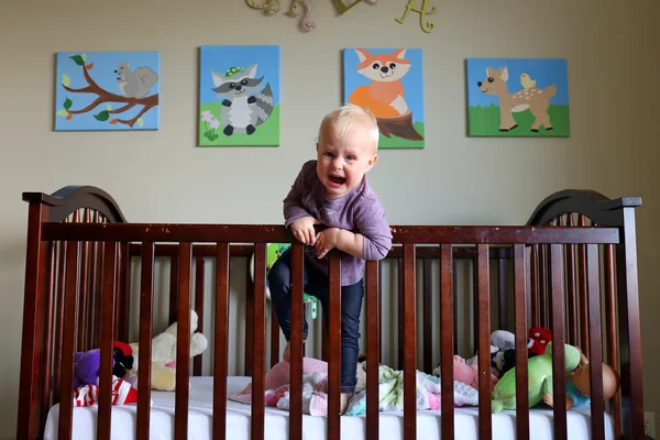 Toddler dziewczynka płacze furia w sypialni szopka — Zdjęcie stockowe