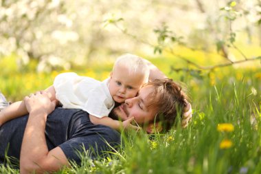Bebek kız babası çiçek çayır sarılma