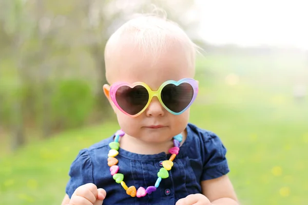 Śliczne i modne jeden rok stary Baby Girl poza — Zdjęcie stockowe