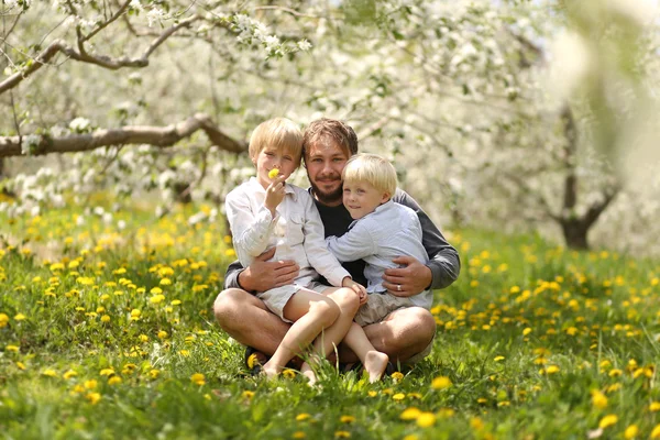 快乐的父亲和两个年幼的孩子的肖像 — 图库照片