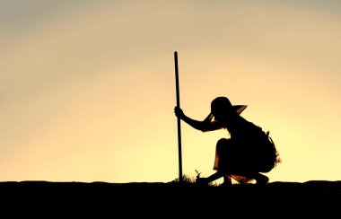 Otlar bahçeden çekerek kadın silüeti