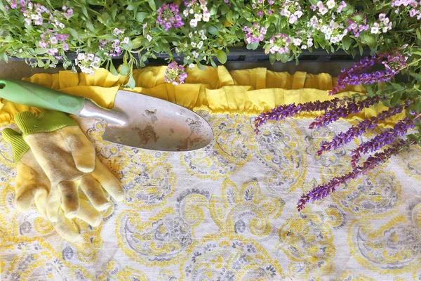 Bahçe aletleri ve çiçek önlük kumaş arka plan çerçeveleme — Stok fotoğraf