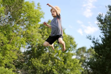 Oynama ve dışında atlama küçük çocuk