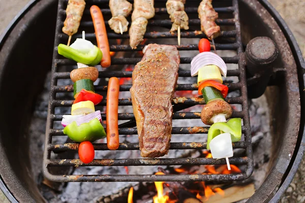 Steak dan Sayuran Shish Kabobs Cookin on Fire Grill — Stok Foto