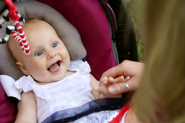 Lachen meisje van de Pasgeboren Baby in autostoel — Stockfoto