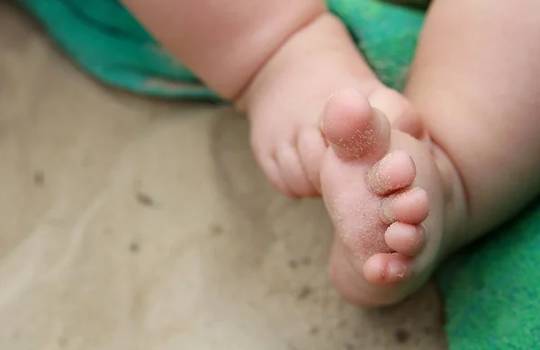 Pies de bebé en arena en la playa —  Fotos de Stock